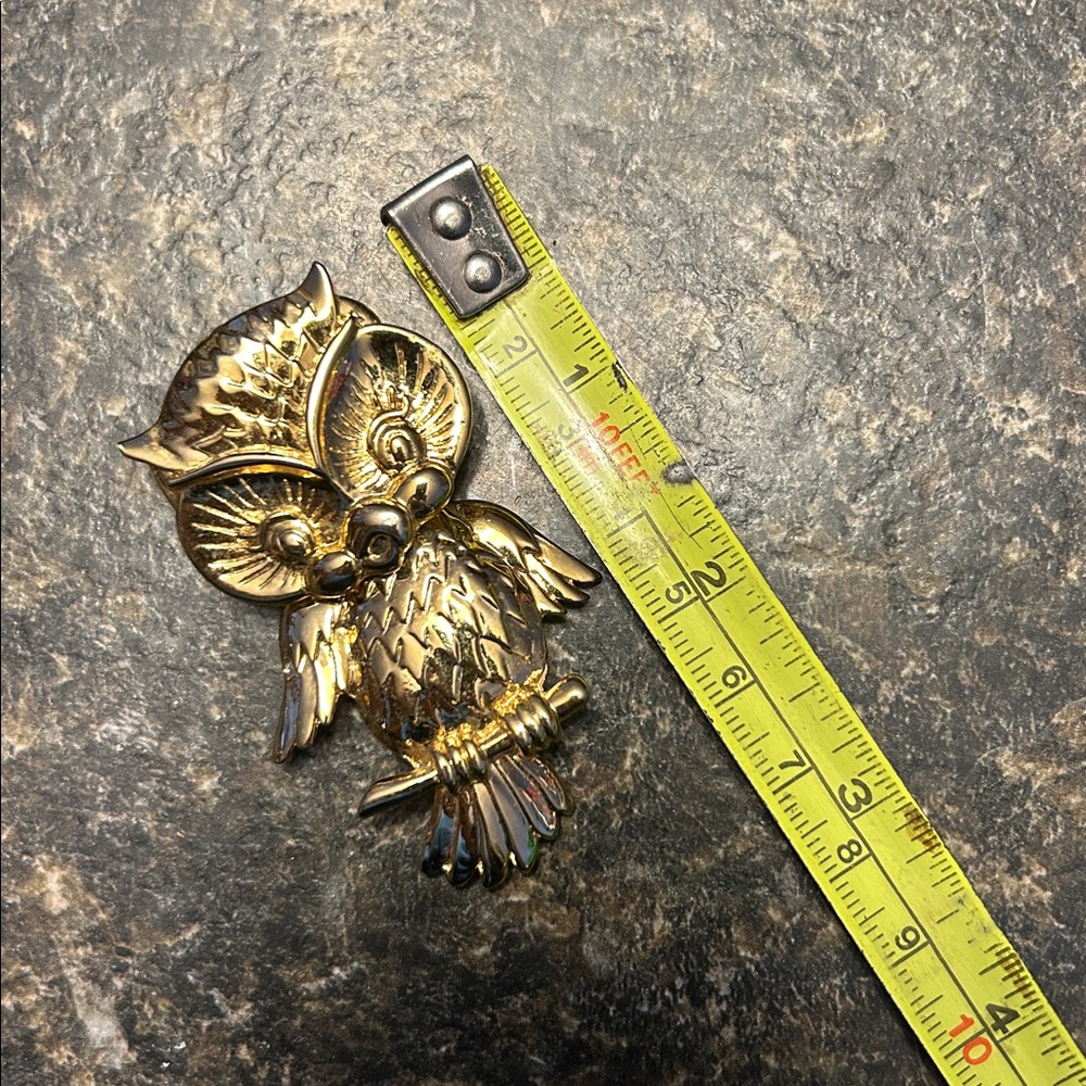 Gold-tone Owl Brooch textured perched on a branch Head/Body hinge - Picture 5 of 6